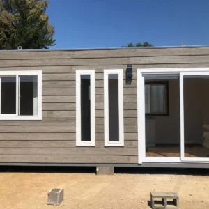 Cabaña Pequeña ‘BaseCamp’ – Refugio Moderno de 15m² (6×2.5m)